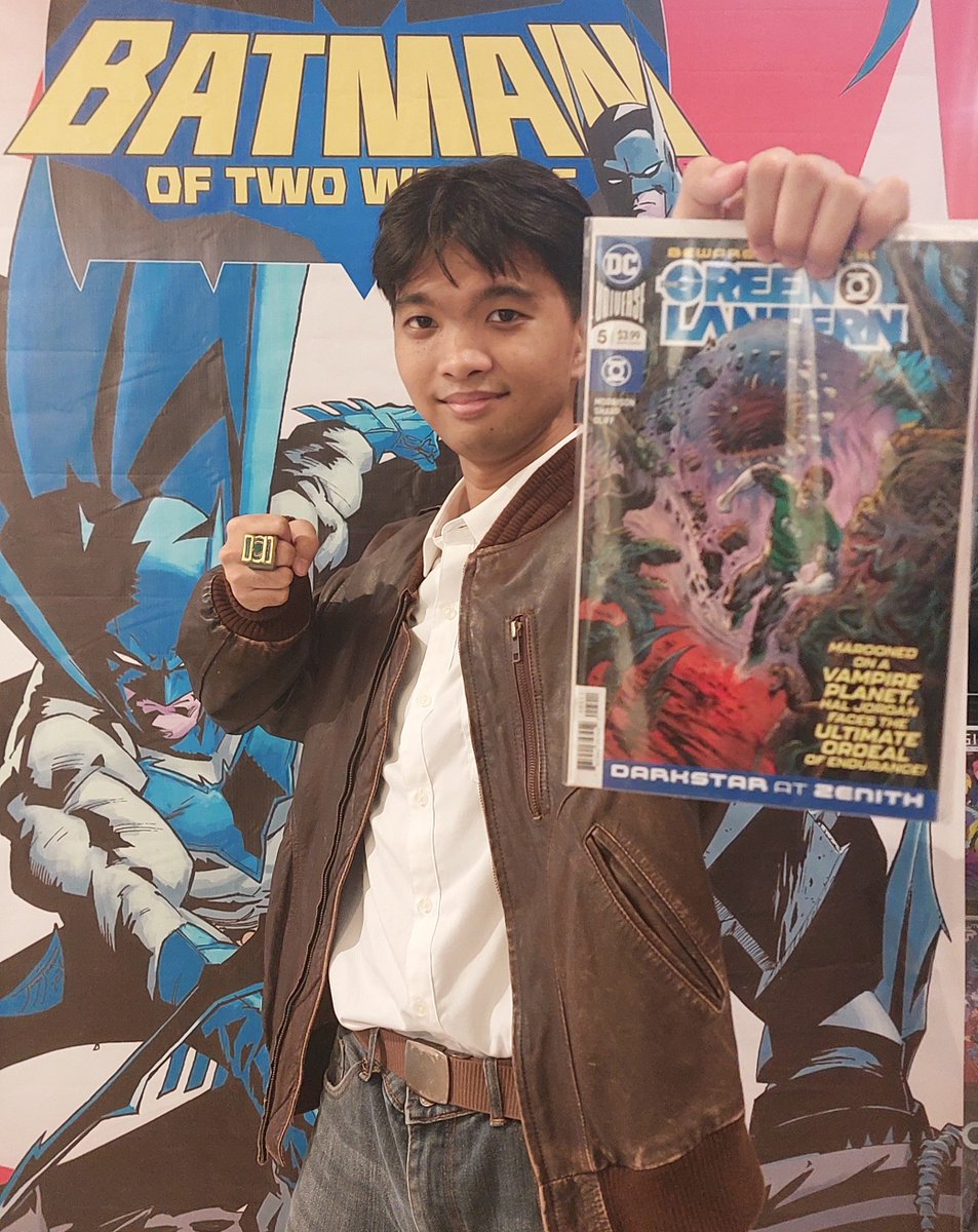 CyanT_2187's tweet photo. Finished the ring and wore a 2006 Hal Jordan look to my local comic book store during Batman Day with friends https://t.co/Z6vp7lQ3ce