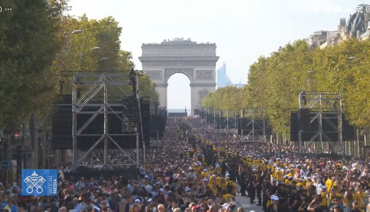 souapenasV's tweet photo. O que está acontecendo hoje em Paris é inacreditável.

O Papa Leão XIV conseguiu reunir 1,5% da população francesa. 1 milhão de pessoas é equivalente a metade da população de Paris. Já podemos considerar um feito demográfico, sociológico e logístico extraordinário. Atrair essa quantidade de pessoas em um dos países mais secularizados do mundo demonstra uma capacidade de mobilização massiva, e como a Igreja Católica é impressionante.

Ave Christus Rex 🇻🇦