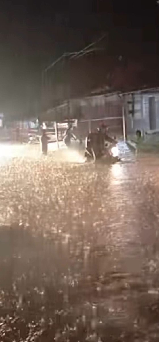 indepenSumatera's tweet photo. Penting🔥 sekarang jam 21.10wib sedang banjir 😭😭😭 dibuluh s3mma suro makmur singkil.jalan lintas gunung meriah rimo ke subulussalam aceh tergen4ng air 😭😭😭 sabtu malam 26 september 2026 https://t.co/RfVfOVNmXu