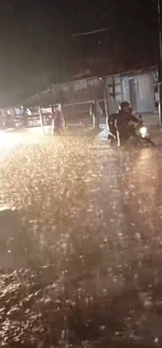 indepenSumatera's tweet photo. Penting🔥 sekarang jam 21.10wib sedang banjir 😭😭😭 dibuluh s3mma suro makmur singkil.jalan lintas gunung meriah rimo ke subulussalam aceh tergen4ng air 😭😭😭 sabtu malam 26 september 2026 https://t.co/RfVfOVNmXu