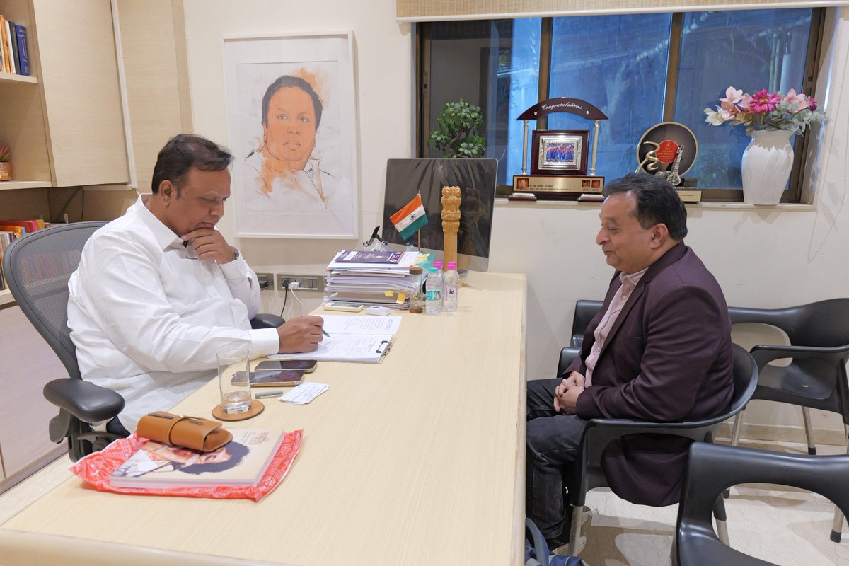 ShelarAshish's tweet photo. सायबर इंटेलिजन्स आणि पॉलिसी स्टडीज केंद्रचे संचालक राकेश कृपलानी यांनी वांद्रे पश्चिम येथील कार्यालयात सदिच्छा भेट घेतली.

#Maharashtra #AshishShelar https://t.co/XyJia8YJF7