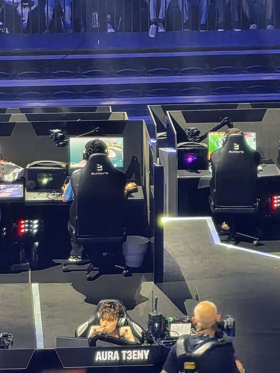 Reisshub's tweet photo. Think Acorn isn't well, was brought what I can only assume is a sick bucket https://t.co/TCf9AhqMxI