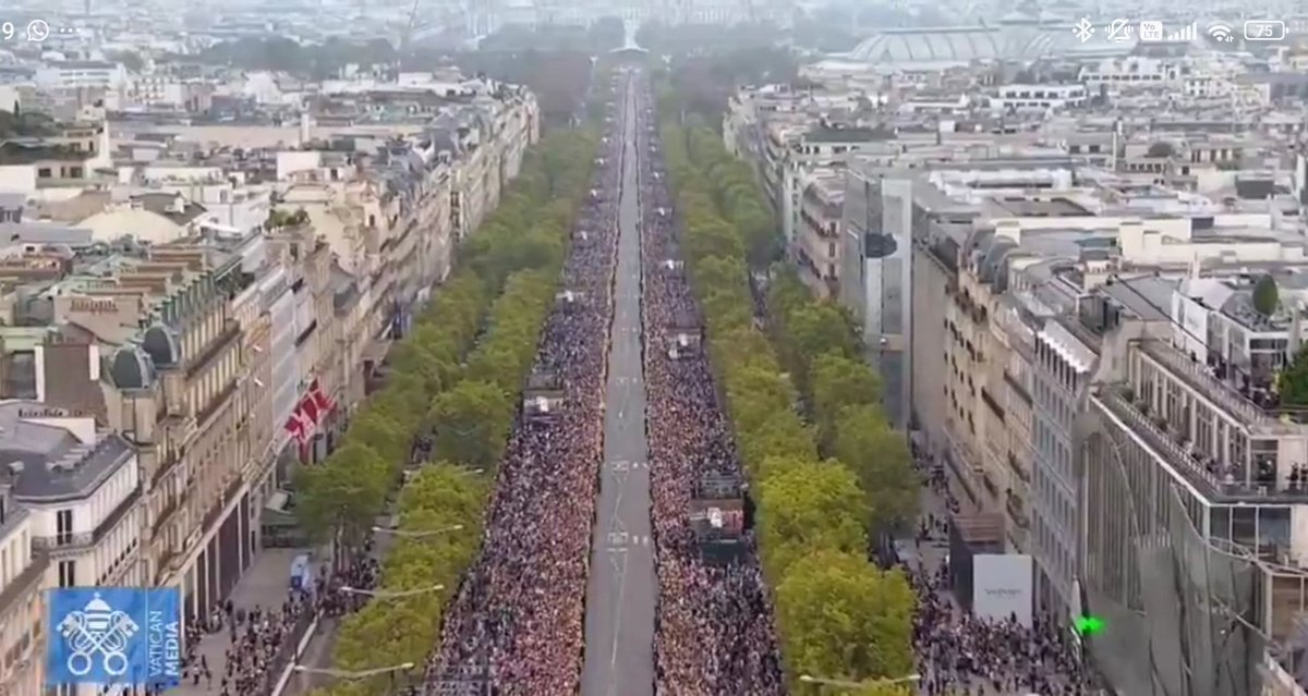 souapenasV's tweet photo. O que está acontecendo hoje em Paris é inacreditável.

O Papa Leão XIV conseguiu reunir 1,5% da população francesa. 1 milhão de pessoas é equivalente a metade da população de Paris. Já podemos considerar um feito demográfico, sociológico e logístico extraordinário. Atrair essa quantidade de pessoas em um dos países mais secularizados do mundo demonstra uma capacidade de mobilização massiva, e como a Igreja Católica é impressionante.

Ave Christus Rex 🇻🇦