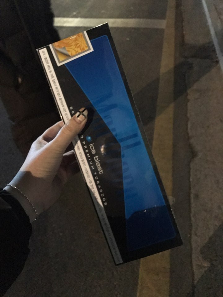 wmstj11's tweet photo. 담배 한보루 cu상품권 3만원에 팔아
배송가면서 불안하면 인증가능 https://t.co/AsROM002Kk