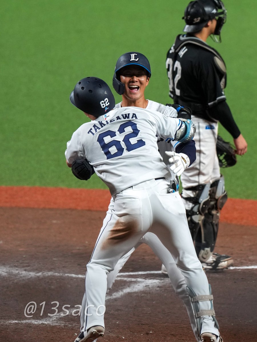 13saco's tweet photo. おかわりさんサヨナラタイムリーでホームイン
夏央と抱き合う石井一成くん
#石井一成
#滝澤夏央
2026.9.26
#seibulions https://t.co/lvV13K5mwB