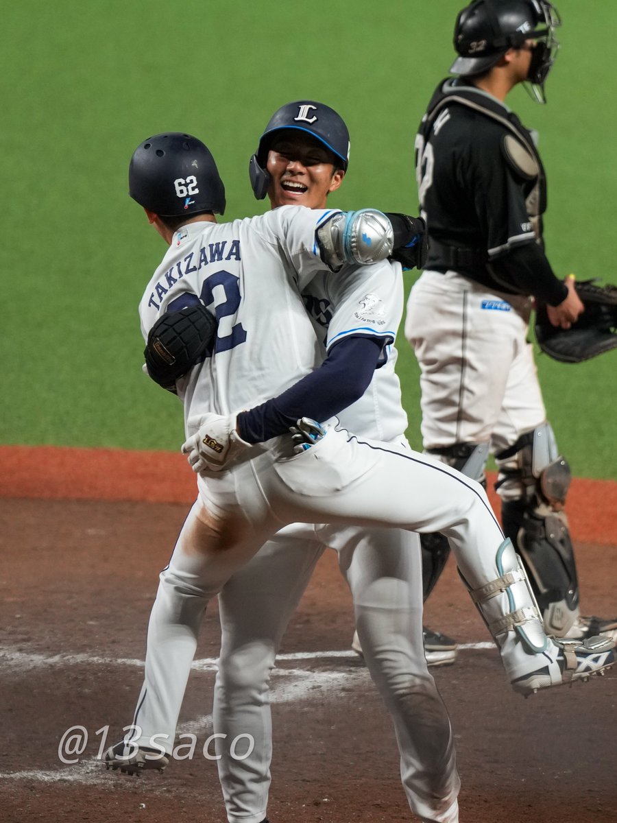 13saco's tweet photo. おかわりさんサヨナラタイムリーでホームイン
夏央と抱き合う石井一成くん
#石井一成
#滝澤夏央
2026.9.26
#seibulions https://t.co/lvV13K5mwB