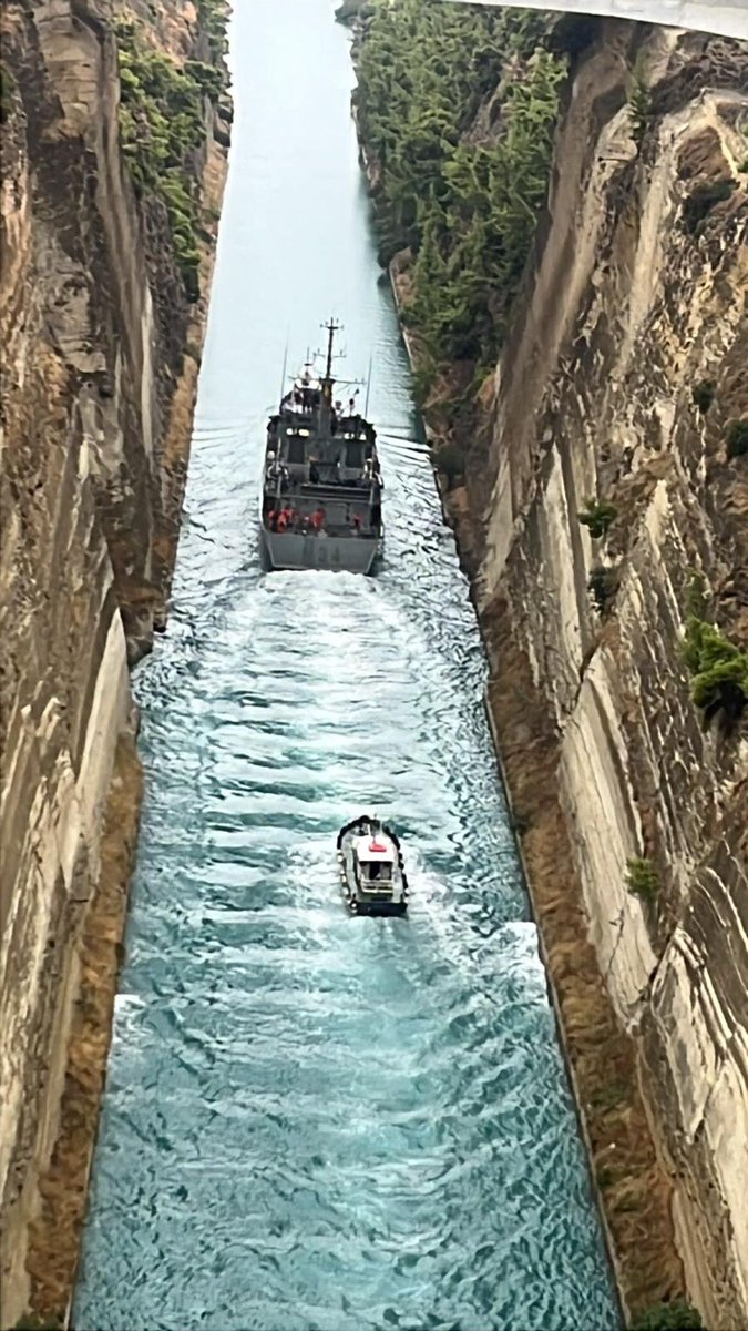 Armada_esp's tweet photo. ⚓️🇪🇸 Nuestros cazaminas navegan por el Canal de #Corinto contribuyendo a la seguridad marítima y a la protección de las infraestructuras submarinas.

🌊 Porque bajo la superficie también se juega la seguridad de España y de Europa.

#SomosLaArmada #DefendemosEspañaEnYDesdeLaMar https://t.co/L2beqwRWcb