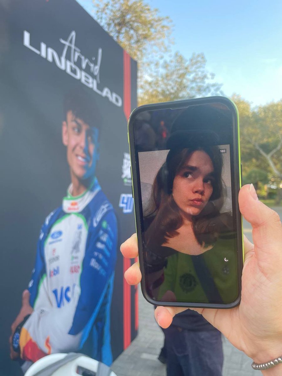 juliefitf's tweet photo. нагло спиздила идею.. ксюша устроила м��е фотосет 
плачу 😭 https://t.co/5edTzqtikc