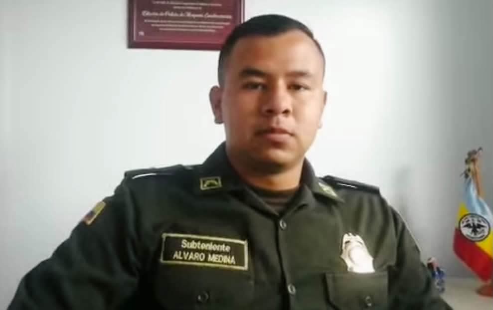 millerfdoarias's tweet photo. 🚨 #Cauca | Hallan sin vida al Teniente Álvaro Medina, subcomandante de Policía de Bolívar. Fue bajado de un bus y asesinado por un grupo armado cuando viajaba a El Bordo a reforzar la seguridad. En la zona delinque el ELN. 🕊️ https://t.co/j0deljHC0S