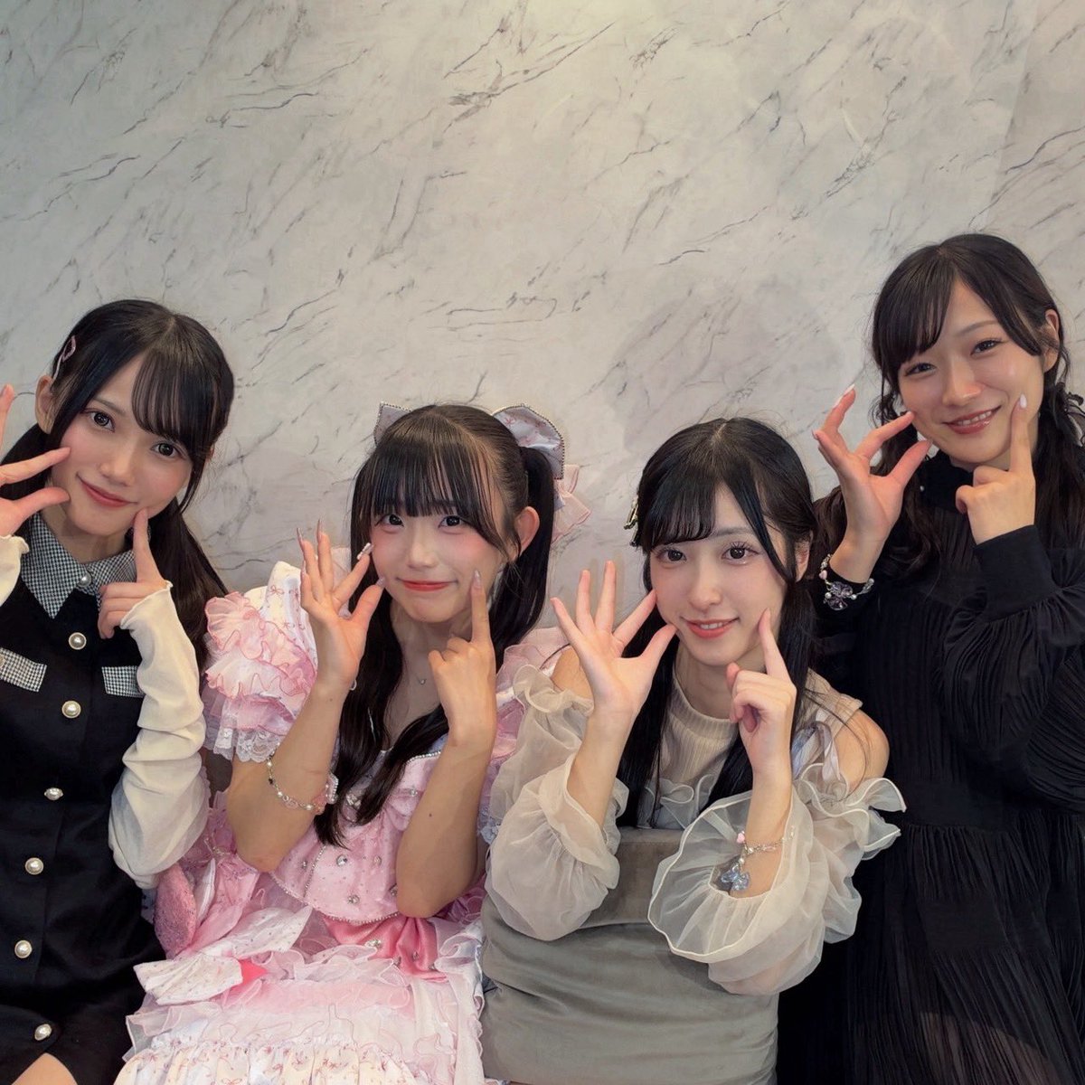 Amairo_Flip's tweet photo. 【少し長くなります、、、】

本日、【西野きらり卒業LIVE】へお越しいただき、本当にありがとうございました。

あいにくの雨にもかかわらず、77名もの皆さまに足を運んでいただき、今日という日を一緒に過ごしていただけたことを、心から嬉しく思っています。

約2年間、きらりとAmairo-Flipを支えてくださった皆さま、本当にありがとうございました。

今日で一つの区切りを迎えましたが、きらりにとっても、皆さまにとっても、これまで一緒に過ごした時間や思い出が、これから先も大切な宝物として残り、それぞれの人生を前に進むための力になってくれたら嬉しいです。

卒業はやっぱり寂しいものですが、西野きらり本人も、残るメンバーも、それぞれが自分の目標に向かって前を向いて進んでいきます。

そして、今日まできらりを応援してくださった皆さまへ。

忙しい中、そしてタイトなスケジュールの中で、「西野きらりとの最後の時間を過ごす」という選択をして、今日ここに来てくださったこと。
それが本当に嬉しかったです。

約2年間、楽しいことばかりではなかったと思います。
それでも、たくさんの方がきらりのことを応援し続けてくださったこと、今日まで一緒に歩いてくださったことは、決して当たり前のことではありません。

もしこれから先、別の場所で西野きらりを見かけることがあれば、そのときも変わらず温かく見守っていただけたら嬉しいです。

そして、きらりだけではなく、これからもそれぞれの道へ進んでいくメンバーたちのことも、変わらず応援していただけたら幸いです。

今日まで西野きらりを、そしてAmairo-Flipを支えてくださったすべての皆さまへ。

たくさんの出会いと、たくさんの思い出を本当にありがとうございました。

今日という日を、きらりと皆さまにとって「出会えてよかった」と思える一日にできていたなら、運営としてこれほど嬉しいことはありません。

約2年間、本当にありがとうございました。
そして、これからも西野きらりとAmairo-Flipをよろしくお願いいたします。

#きらきらきらりん
 #アマフリ
#AmairoFlip