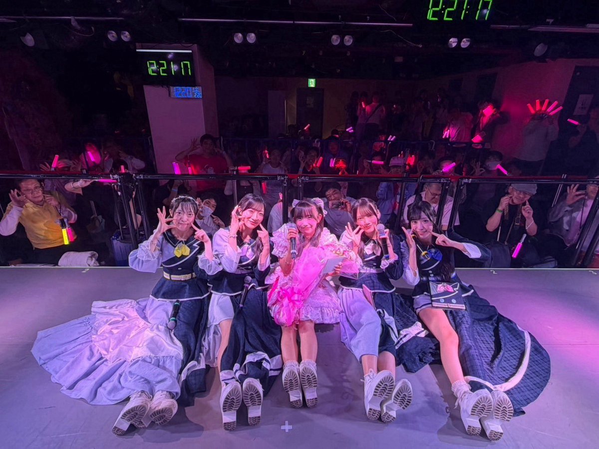 Amairo_Flip's tweet photo. 【少し長くなります、、、】

本日、【西野きらり卒業LIVE】へお越しいただき、本当にありがとうございました。

あいにくの雨にもかかわらず、77名もの皆さまに足を運んでいただき、今日という日を一緒に過ごしていただけたことを、心から嬉しく思っています。

約2年間、きらりとAmairo-Flipを支えてくださった皆さま、本当にありがとうございました。

今日で一つの区切りを迎えましたが、きらりにとっても、皆さまにとっても、これまで一緒に過ごした時間や思い出が、これから先も大切な宝物として残り、それぞれの人生を前に進むための力になってくれたら嬉しいです。

卒業はやっぱり寂しいものですが、西野きらり本人も、残るメンバーも、それぞれが自分の目標に向かって前を向いて進んでいきます。

そして、今日まできらりを応援してくださった皆さまへ。

忙しい中、そしてタイトなスケジュールの中で、「西野きらりとの最後の時間を過ごす」という選択をして、今日ここに来てくださったこと。
それが本当に嬉しかったです。

約2年間、楽しいことばかりではなかったと思います。
それでも、たくさんの方がきらりのことを応援し続けてくださったこと、今日まで一緒に歩いてくださったことは、決して当たり前のことではありません。

もしこれから先、別の場所で西野きらりを見かけることがあれば、そのときも変わらず温かく見守っていただけたら嬉しいです。

そして、きらりだけではなく、これからもそれぞれの道へ進んでいくメンバーたちのことも、変わらず応援していただけたら幸いです。

今日まで西野きらりを、そしてAmairo-Flipを支えてくださったすべての皆さまへ。

たくさんの出会いと、たくさんの思い出を本当にありがとうございました。

今日という日を、きらりと皆さまにとって「出会えてよかった」と思える一日にできていたなら、運営としてこれほど嬉しいことはありません。

約2年間、本当にありがとうございました。
そして、これからも西野きらりとAmairo-Flipをよろしくお願いいたします。

#きらきらきらりん
 #アマフリ
#AmairoFlip