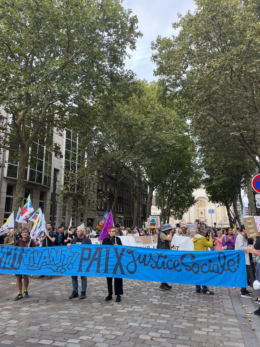 ToutpourLille's tweet photo. 🌍 Nous étions dans la rue, avec @Ardeslandes et de nombreux Lillois, à la marche pour le climat. Localement, on agit. Mais l'urgence climatique appelle des mesures fortes à l'échelle nationale ! L’été caniculaire le rappelle : le climat n’attend pas ! https://t.co/GOOgwusOwr