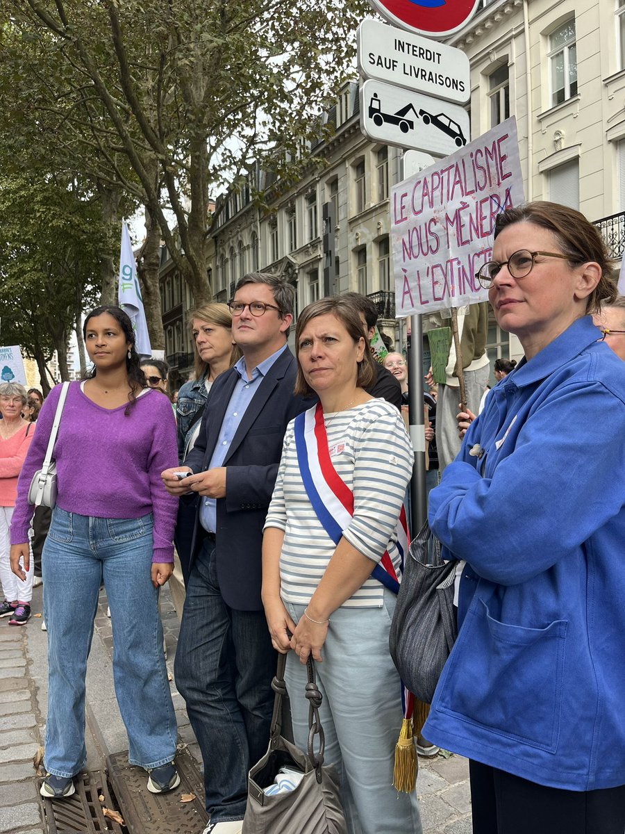 ToutpourLille's tweet photo. 🌍 Nous étions dans la rue, avec @Ardeslandes et de nombreux Lillois, à la marche pour le climat. Localement, on agit. Mais l'urgence climatique appelle des mesures fortes à l'échelle nationale ! L’été caniculaire le rappelle : le climat n’attend pas ! https://t.co/GOOgwusOwr