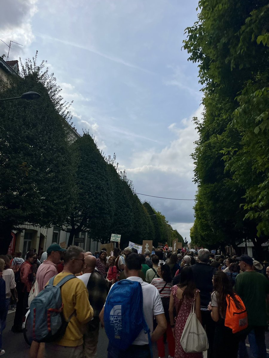 ToutpourLille's tweet photo. 🌍 Nous étions dans la rue, avec @Ardeslandes et de nombreux Lillois, à la marche pour le climat. Localement, on agit. Mais l'urgence climatique appelle des mesures fortes à l'échelle nationale ! L’été caniculaire le rappelle : le climat n’attend pas ! https://t.co/GOOgwusOwr