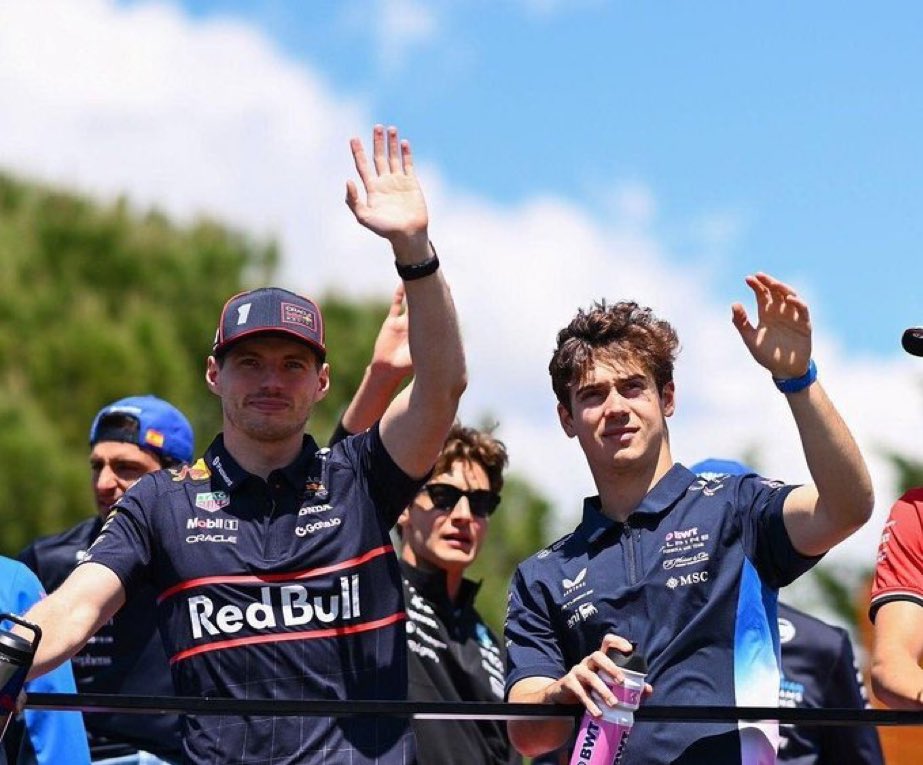 Juanito77ok's tweet photo. Franco estaba en el piso los débiles aprovechan a pegarle, el decidió bancarlo, q tengas el N1 en el auto no te hace un N1, estas cosas si. @Max33Verstappen https://t.co/7fSHlLBVak