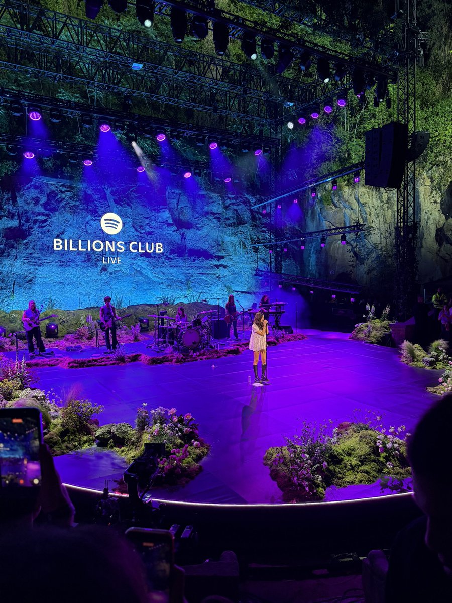 GETH1MBACK's tweet photo. the stage for billions club was an easter egg for the unraveled tour all along, always a garden with flowers 🥹 #theunraveledtour https://t.co/p95nYST6NM