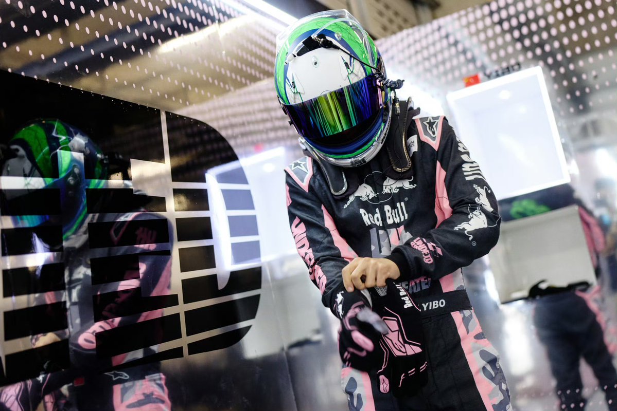 Luna85105's tweet photo. No.85 คนหล่อ ��
#WangYibo #YIBO85 #Shanghi8HR #UNOracing #85Racing https://t.co/3yOpy5LNwg