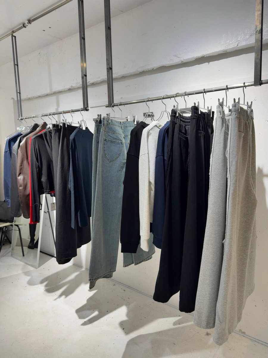 MasterTGS's tweet photo. YOSEN FIRST DROP POP-UP
めいてぃんにおめでとうと言ってきました💐
会場はめいてぃんの作品でいっぱいの素敵空間で、お客さんもいっぱい来てました🪞
ジーンズMサイズが意外にピッタリだったのでゲットしました👖✨
帰りがけに「明日も来ていいよ」って言われました😳
#庄司芽生 #YOSEN https://t.co/QFMZsjLdSn