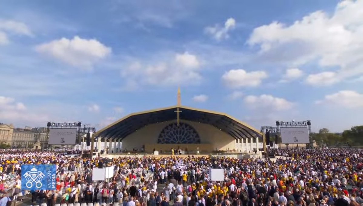 souapenasV's tweet photo. O que está acontecendo hoje em Paris é inacreditável.

O Papa Leão XIV conseguiu reunir 1,5% da população francesa. 1 milhão de pessoas é equivalente a metade da população de Paris. Já podemos considerar um feito demográfico, sociológico e logístico extraordinário. Atrair essa quantidade de pessoas em um dos países mais secularizados do mundo demonstra uma capacidade de mobilização massiva, e como a Igreja Católica é impressionante.

Ave Christus Rex 🇻🇦