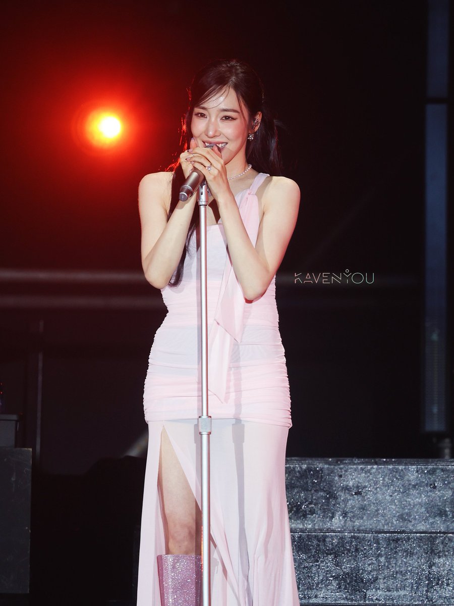 KAvenyou's tweet photo. 𝑶𝒐𝒉, 𝒔𝒖𝒎𝒎𝒆𝒓'𝒔 𝒏𝒐𝒕 𝒐𝒗𝒆𝒓 𝒘𝒊𝒕𝒉 𝒚𝒐𝒖, Tiffany Young!🥺 Swipe to see some of the snaps we took of the Tiffany Young – Edge of Calm Tour in Singapore show tonight!💗

https://t.co/xwtcu9FeoR

#EdgeofCalminSingapore #EdgeofCalmTour #TiffanyYoung @FlabbergastProd @teampmg_kr