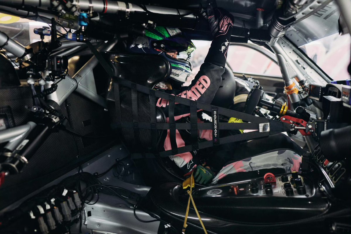 Luna85105's tweet photo. No.85 คนหล่อ ��
#WangYibo #YIBO85 #Shanghi8HR #UNOracing #85Racing https://t.co/3yOpy5LNwg