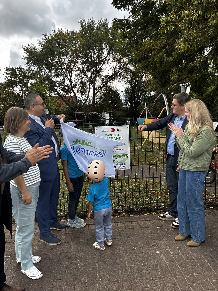 standendievel1's tweet photo. #Hellemmes #Lille
➡️ Débitumer l’espace pour créer un nouveau jardin, c’est agir pour le #climat 🌳✊ 
➡️ Inauguration du parc des Tisserands par #FranckGherbi maire d’Hellemmes &amp; @Ardeslandes avec @BeverleyJlt, @A_Linkenheld, élu.e.s, #assos &amp; #habitants de toutes générations 🤩 https://t.co/Wlk7I9SxJk
