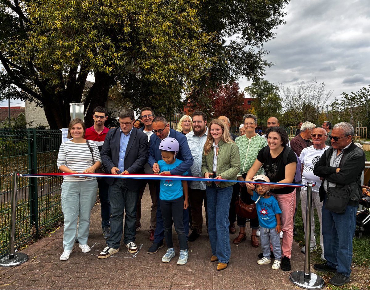 standendievel1's tweet photo. #Hellemmes #Lille
➡️ Débitumer l’espace pour créer un nouveau jardin, c’est agir pour le #climat 🌳✊ 
➡️ Inauguration du parc des Tisserands par #FranckGherbi maire d’Hellemmes &amp; @Ardeslandes avec @BeverleyJlt, @A_Linkenheld, élu.e.s, #assos &amp; #habitants de toutes générations 🤩 https://t.co/Wlk7I9SxJk