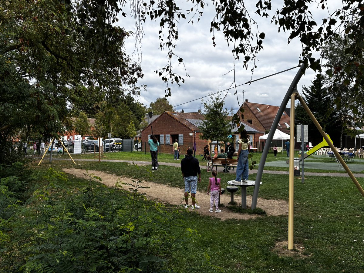 standendievel1's tweet photo. #Hellemmes #Lille
➡️ Débitumer l’espace pour créer un nouveau jardin, c’est agir pour le #climat 🌳✊ 
➡️ Inauguration du parc des Tisserands par #FranckGherbi maire d’Hellemmes &amp; @Ardeslandes avec @BeverleyJlt, @A_Linkenheld, élu.e.s, #assos &amp; #habitants de toutes générations 🤩 https://t.co/Wlk7I9SxJk
