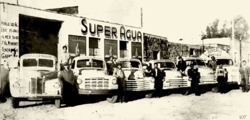 cronicabanqueta's tweet photo. HISTORIA DE AGUA ELECTROPURA
El agua Electropura nació en la Ciudad de México en 1885 como un producto exclusivo para la clase alta durante el Porfiriato.

El origen del nombre y sus inicios

La electricidad:
Hace más de 140 años, usar electricidad era una nueva tecnología. La marca usó este nombre para mostrar que su agua era moderna y muy limpia a diferencia del agua normal.

El producto:
Se vendía en garrafones de vidrio y sifones de 20 litros. Era un artículo de lujo porque las tuberías de la ciudad no daban agua segura.

Momentos importantes en su historia

El terremoto de 1985:
El temblor dañó las tuberías de agua en la Ciudad de México. Mucha gente comenzó a comprar agua embotellada y creció el servicio a domicilio.

Llegada de Pepsi (1993):
La empresa Pepsi-Gemex compró Electropura. Empezaron a usar tecnología más moderna y cambiaron los camiones de reparto.

Nace el plástico PET (1995):
La marca fue de las primeras en usar botellas de plástico ligero. Así la gente pudo llevar el agua a cualquier lugar.

El cambio a e-pura (2004):
PepsiCo creó la marca e-pura para vender botellas personales y enfocar la imagen en el bienestar. Hoy en día, la empresa GEPP fabrica y distribuye los productos de la marca en México.
#CronicasDeBanqueta
#arturotrejo