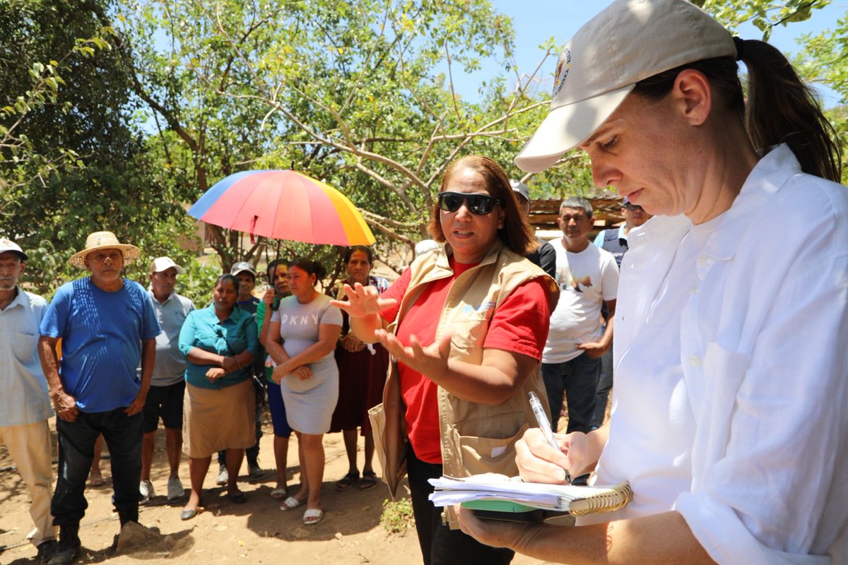 usembassyhn's tweet photo. Erin Magee, Asesora Regional para Asistencia Humanitaria y Respuesta a Desastres, visitó la comunidad de El Triunfo, Choluteca, para conocer las iniciativas de asistencia alimentaria, agua, saneamiento, e higiene, y salud, financiadas por el Fondo Humanitario Regional para América Latina y el Caribe, que brinda apoya a comunidades hondureñas afectadas por el fenómeno de El Niño.   
 
El Gobierno de los Estados Unidos continúa apoyando la atención de las necesidades humanitarias en Honduras y sigue siendo un aliado y socio firme, dispuesto a brindar asistencia en momentos de necesidad.