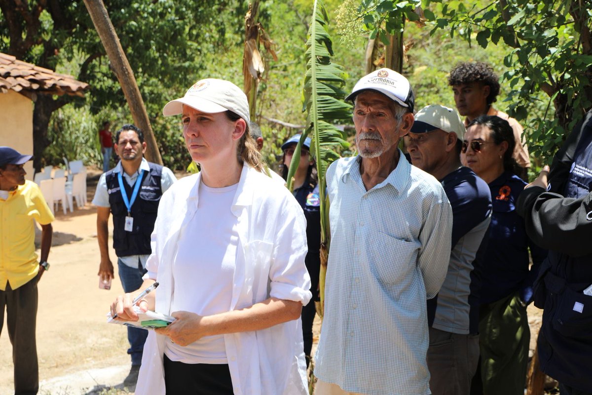 usembassyhn's tweet photo. Erin Magee, Asesora Regional para Asistencia Humanitaria y Respuesta a Desastres, visitó la comunidad de El Triunfo, Choluteca, para conocer las iniciativas de asistencia alimentaria, agua, saneamiento, e higiene, y salud, financiadas por el Fondo Humanitario Regional para América Latina y el Caribe, que brinda apoya a comunidades hondureñas afectadas por el fenómeno de El Niño.   
 
El Gobierno de los Estados Unidos continúa apoyando la atención de las necesidades humanitarias en Honduras y sigue siendo un aliado y socio firme, dispuesto a brindar asistencia en momentos de necesidad.