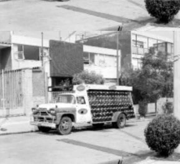 cronicabanqueta's tweet photo. HISTORIA DE AGUA ELECTROPURA
El agua Electropura nació en la Ciudad de México en 1885 como un producto exclusivo para la clase alta durante el Porfiriato.

El origen del nombre y sus inicios

La electricidad:
Hace más de 140 años, usar electricidad era una nueva tecnología. La marca usó este nombre para mostrar que su agua era moderna y muy limpia a diferencia del agua normal.

El producto:
Se vendía en garrafones de vidrio y sifones de 20 litros. Era un artículo de lujo porque las tuberías de la ciudad no daban agua segura.

Momentos importantes en su historia

El terremoto de 1985:
El temblor dañó las tuberías de agua en la Ciudad de México. Mucha gente comenzó a comprar agua embotellada y creció el servicio a domicilio.

Llegada de Pepsi (1993):
La empresa Pepsi-Gemex compró Electropura. Empezaron a usar tecnología más moderna y cambiaron los camiones de reparto.

Nace el plástico PET (1995):
La marca fue de las primeras en usar botellas de plástico ligero. Así la gente pudo llevar el agua a cualquier lugar.

El cambio a e-pura (2004):
PepsiCo creó la marca e-pura para vender botellas personales y enfocar la imagen en el bienestar. Hoy en día, la empresa GEPP fabrica y distribuye los productos de la marca en México.
#CronicasDeBanqueta
#arturotrejo