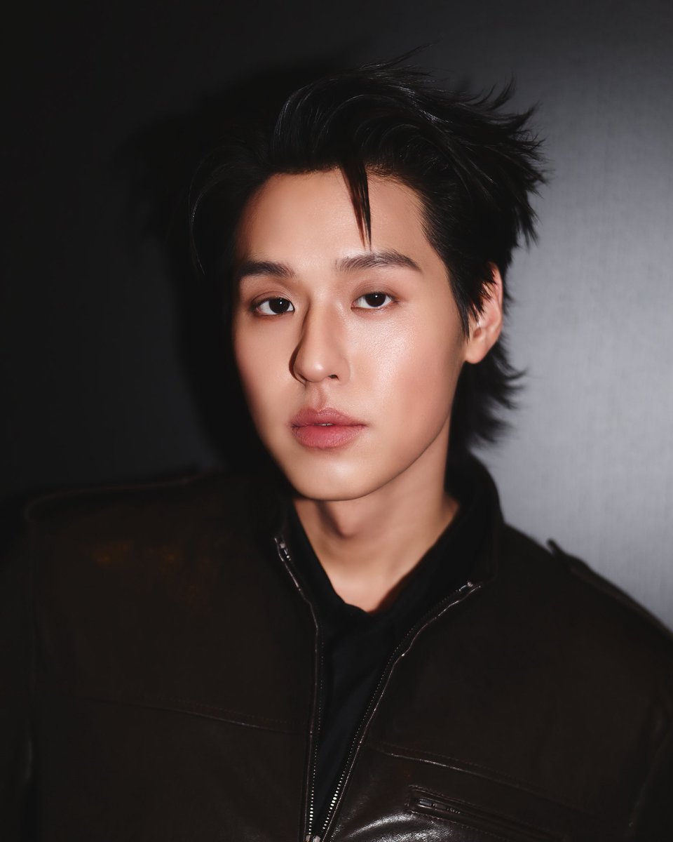 MensFolioTH's tweet photo. #FASHION | ส่องดีเทลลุคชมรันเวย์ของ ‘บิวกิ้น พุฒิพงศ์’ (@bbillkin) ที่โชว์ Gucci SS27 ในลุคจากคอลเลกชั่น GucciCore ที่สะท้อนกลิ่นอาย City Boy ในแบบฉบับของ Gucci (@gucci) ออกมาได้อย่างลงตัว

BILLKIN X GUCCI SS27

#MensFolioThailand
#GucciTheStoreShow
#GUCCISS27xBILLKIN
#Bbillkin https://t.co/HL1WdNPqXh