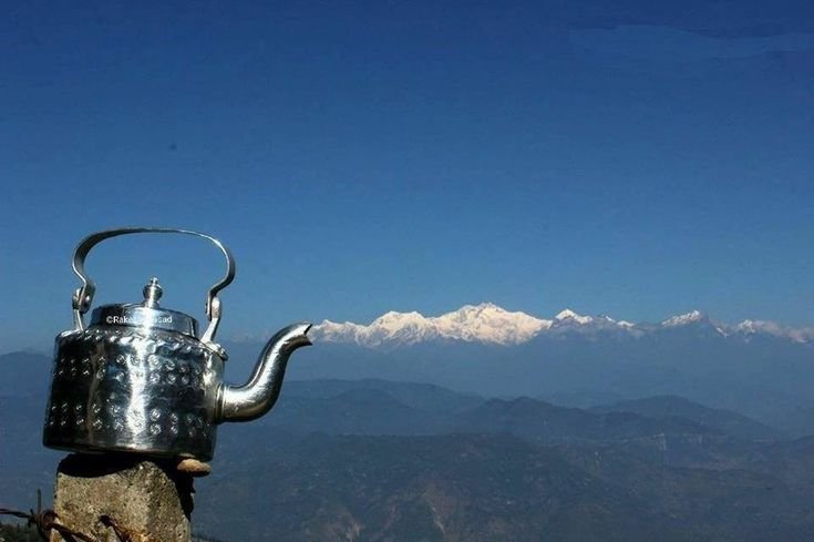 Latarvey's tweet photo. Darjeeling Tea 🫖🏔️ with Mount Kanchenjunga (the "Sleeping Buddha") in Darjeeling, India.
📸: Rakesh Prasad
#Darjeeling #ForcedPerspective #IncredibleIndia 🇮🇳 https://t.co/6pSKafFonT
