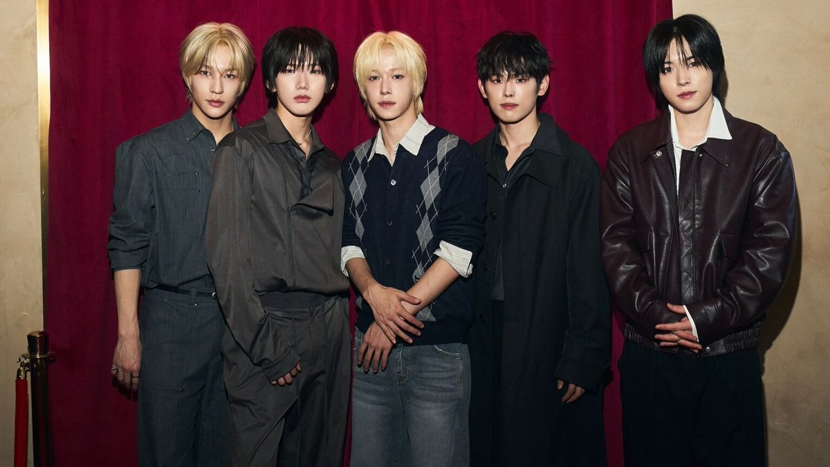 kilalltime's tweet photo. 빌보드 이탈리아 인터뷰 #키빗업 (의역, 오역 O)

Q. 데뷔한 지 이제 겨우 6개월이 됐어요. 지금까지 어떤 시간을 보냈나요?

#현민 : 데뷔 후 6개월 동안 정말 많은 행사에 참여했고 여러 무대에 서면서 정말 소중한 경험을 했어요. 멤버들과 이런 순간들을 함께 나누면서 정말 많은 것을 배웠고, 이렇게 멋진 곳에 와서 훌륭한 사람들을 만나고, 이렇게 멋진 옷을 입을 수 있다는 것도 영광이에요. 앞으로도 더욱 멋진 모습으로 계속 나아가겠습니다!

Q. 데뷔 날에 대한 기억은 어떤가요?

#재인 : 저희가 정말 오랫동안 데뷔를 꿈꾸고 기다려왔거든요. 가장 애틋한 기억은 무대에서도 백스테이지에서도 저희 모두 울음을 멈출 수 없었다는 거예요. 그만큼 오랫동안 데뷔를 기다려왔기 때문에 많이 울었던 것 같아요. 그날은 가장 깊은 기억 중 하나로 남아 있어요.

Q. 앞으로의 프로젝트에서 여러분에게 무엇을 기대하면 될까요?

#현민 : 지금 두 번째 앨범을 준비하고 있는데요. 이번이 첫 번째 컴백인 만큼 최선을 다하고 있고, 저희가 가진 모든 것을 보여드리려고 노력하고 있습니다. 작은 스포일러를 하나 드리자면, 개인적으로는 이번 앨범을 〈Legendary〉의 연장선이라고 생각해요. 음악에는 훨씬 더 멋진 사운드와 강력한 효과가 가득하다고 생각하고, 정말 중독성 있는 후렴구도 있을 거예요. 정말 놀라운 퍼포먼스로 돌아오겠습니다!

#태환 : 첫 번째 앨범과 비교하면 전체적인 분위기가 훨씬 더 강하고 강렬한데요. 곡과 퍼포먼스, 뮤직비디오 등의 측면에서 이번 앨범은 데뷔 앨범 때의 세련된 분위기보다 우리의 진짜 모습을 더욱 많이 보여주는 앨범이라고 생각합니다. 저희가 이 콘셉트를 어떻게 만들어냈는지에 집중하면서 들어주시면 더욱 재미있게 감상하실 수 있을 것 같아요.

#현민 : 첫 번째 앨범에서는 항상 ‘Key, Vital, Up’이라는 말이 키워드였어요. 개인적으로 이번 앨범은 ‘Key’에 더 가깝다고 생각해요. 키빗업이란 팀을 설명할 때도 자주 이야기했는데, ‘Key’는 새로운 문을 여는 열쇠입니다. 첫 번째 앨범이 앞서 태환이 형이 말했던 것처럼 조금 더 K-pop 스타일이었다면, 이번 두 번째 앨범은 조금 더 강렬하고 현대적인 느낌이에요.

Q. 첫 번째 앨범 〈KEYVITUP〉에서는 멤버들이 곡 작업에도 참여했잖아요. 새 앨범에서도 직접 만든 곡들을 기대해도 될까요?

#루키아 : 저는 타이틀곡뿐만 아니라 몇몇 수록곡의 작사에도 참여했어요. 그리고 저와 재인이 형은 가사 작업뿐만 아니라 조금 더 다른 작업도 했는데요, 컴백을 보시면 알게 되실 거예요.

Q. 이번이 이탈리아에 처음 오신 거잖아요. 이탈리아에서 가장 마음에 들었던 것은 무엇인가요?

#세나 : 이탈리아는 제가 오랫동안 방문하고 싶었던 곳이에요. 살면서 한 번쯤은 꼭 가보고 싶었던 곳이기도 하고요.그리고 제가 정말 좋아하는 음식들이 많아요. 프로슈토, 빵, 피자 같은 것들이요. 저는 피자를 정말 좋아하거든요. 정말 놀랍고 맛있어요. 그리고 풍경도 정말 아름답습니다. 머무는 동안 많은 사진을 찍고 가능한 한 많은 곳을 방문하면서 이곳의 문화를 충분히 즐길 생각이에요.

Q. 음악 그룹으로서 활동할 때나 뮤직비디오를 촬영할 때, 패션과 무대 위의 스타일링은 여러분의 정체성에 얼마나 중요한가요?

#재인 : 패션과 비주얼을 통해 아티스트가 전달하고자 하는 의도를 명확하게 보여주기 때문에 정말 중요하다고 생각해요. 또 액세서리, 헤어 컬러, 메이크업 등을 통해 저희가 표현하고 싶은 것을 더욱 효과적으로 나타낼 수 있기 때문에 패션과 아티스트는 떼려야 뗄 수 없는 관계라고 생각합니다.

Q. 지금 여러분의 꿈은 무엇인가요?

#현민 : 이번에는 Furla 행사에 참여하기 위해 이렇게 멋진 예술의 도시에 왔잖아요. 다음에는 팬들에게 무대를 선보이기 위해 다시 돌아오고 싶습니다.

#세나 : 키퍼들과 함께 좋은 추억을 많이 만들고 싶고, 이탈리아에 다시 돌아오는 날을 기대하고 있어요.

#루키아 : 이번 두 번째 프로젝트(앨범)에서 제가 아주 잘했기 때문에, 이곳 이탈리아에서 공연하고 싶어요.

#태환 : 밀라노의 거리와 건물들이 정말 아름다워요. 그래서 다른 멤버들과 함께 사진과 영상을 많이 찍어서, 한국에 돌아간 뒤에도 이 순간들을 간직하고 싶습니다.

#재인 : 제가 마지막이니까 크게 한 번 질러볼게요. 빌보드 차트에 진입하는 것!