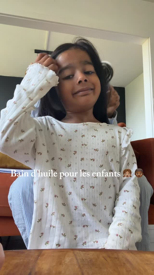 Lashay75735's tweet photo. أغسل شعر أطفالي بجل لطيف وخالٍ من المكونات القاسية، مناسب للشعر والبشرة. أتركه ليجف طبيعيًا أو بالمجفف. وأستخدم أحيانًا بخاخ إكليل الجبل المنزلي لمنح شعر ابنتي كثافة، مع تمشيط جيد قبل النوم لتجنب العقد. https://t.co/BQmsuD0rZS