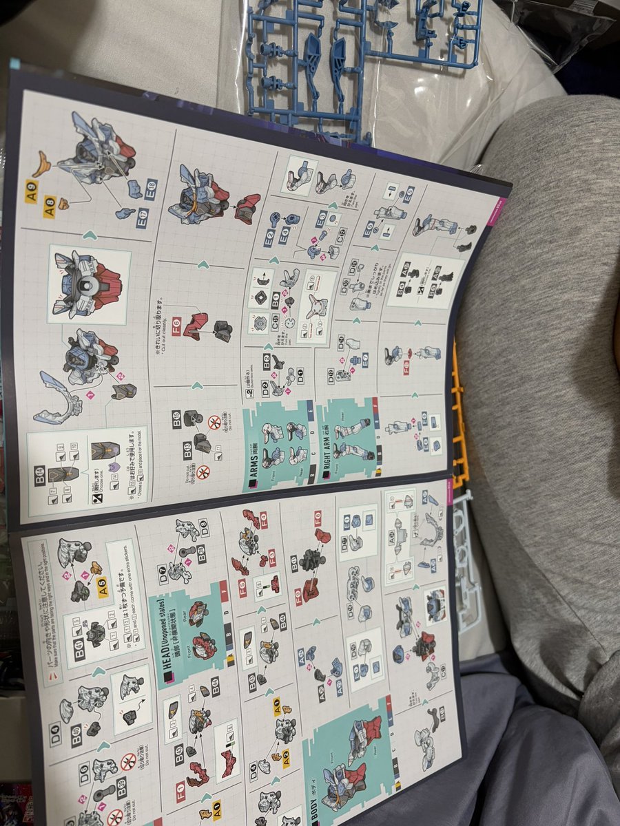 sumooosya's tweet photo. 初ガンプラ手伝ってます！ https://t.co/c2cwhhQYb2