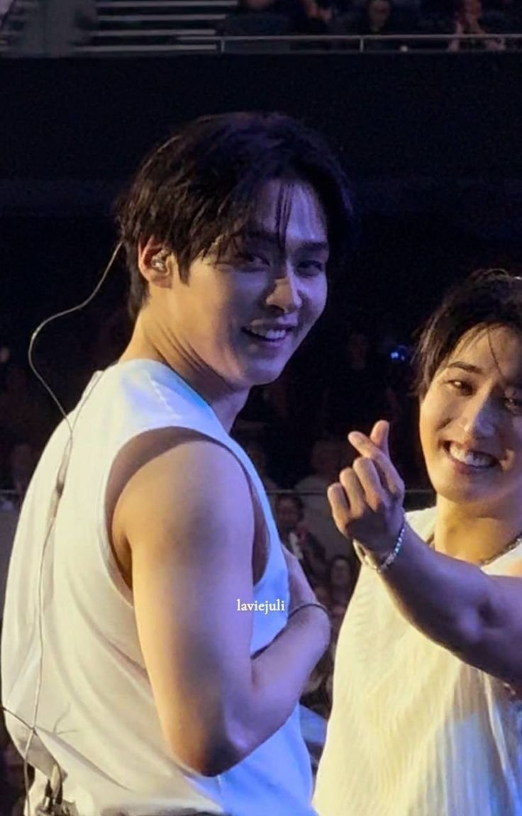 _Cursed_Love_'s tweet photo. remember when han showed lee know a heart while they were on stage, which made lee know look back cause he thought it was for a stay, only for han to do it again to show its actually for him 🫢 https://t.co/GJndU96nd8