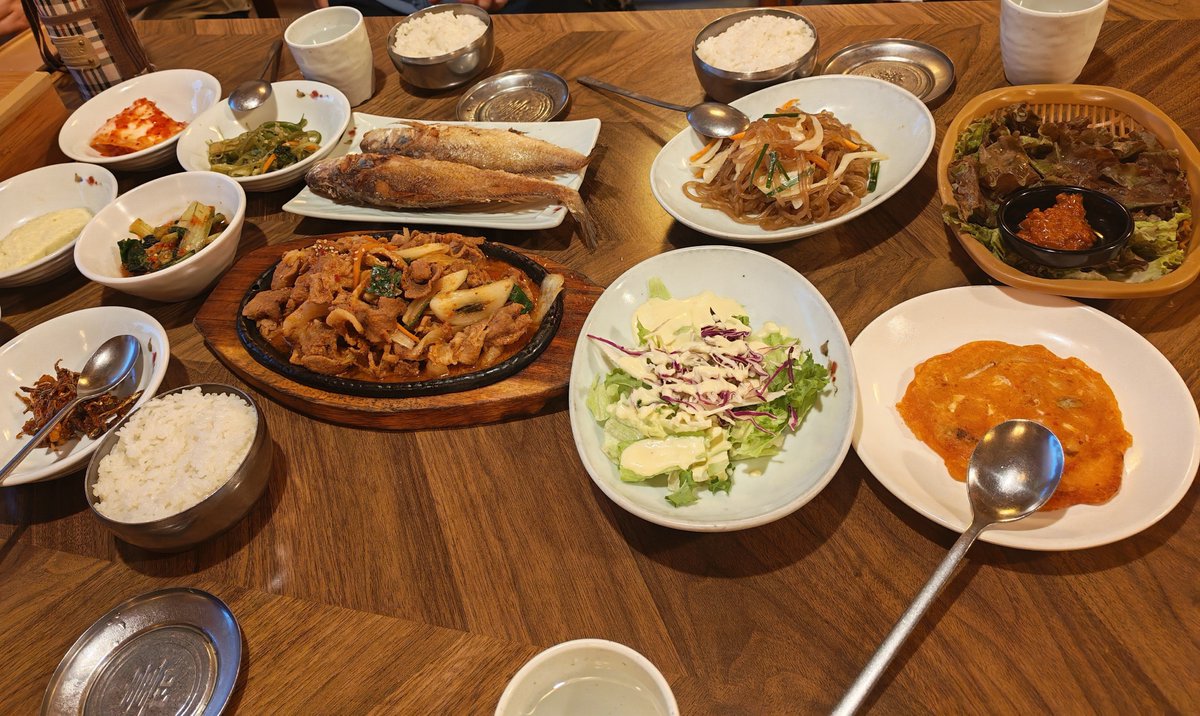 CyclopsIsRight's tweet photo. 추석에 호화로운 저녁을 먹었어～ https://t.co/F2zyM6rafe