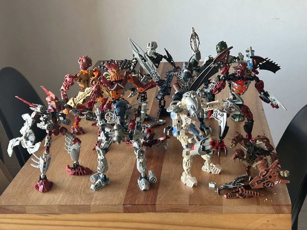 chicobionicle's tweet photo. This was fun! I can’t believe I ended up building a bunch of Bionicles this morning. It’s been a while now. 

And all this coming from a bag of abandoned sets my uncle gave me! 😄 https://t.co/n1VrNw5dLn