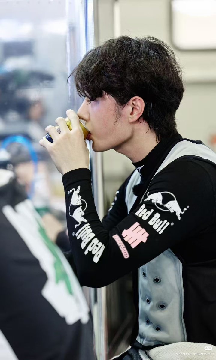 Luna85105's tweet photo. พี่กระทิงคะ พี่มา��สริฟรูปนักแข่งสุดหล่อค่ะ
#WangYibo #YIBO85 #Shanghi8HR #UNOracing #85Racing https://t.co/SyMWo9EDxp