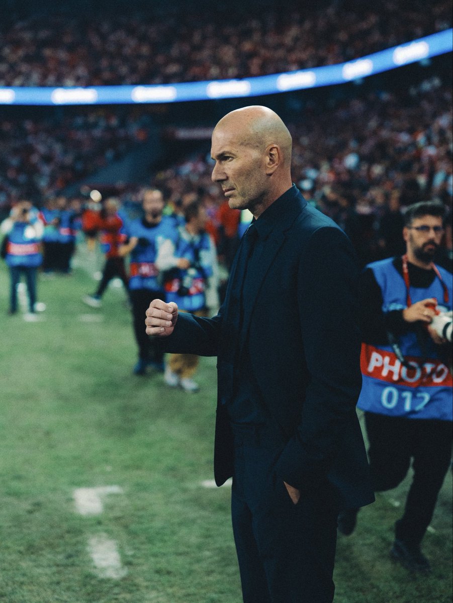 equipedefrance's tweet photo. 𝐋𝐚 𝐠𝐫𝐚𝐧𝐝𝐞 𝐩𝐫𝐞𝐦𝐢𝐞̀𝐫𝐞 👔

Zinédine Zidane et son staff ont dirigé leur premier match à la tête des Bleus 💙 https://t.co/lrQf1M8dyT
