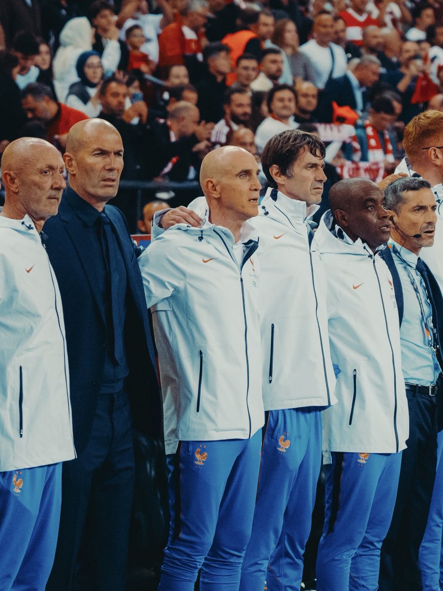 equipedefrance's tweet photo. 𝐋𝐚 𝐠𝐫𝐚𝐧𝐝𝐞 𝐩𝐫𝐞𝐦𝐢𝐞̀𝐫𝐞 👔

Zinédine Zidane et son staff ont dirigé leur premier match à la tête des Bleus 💙 https://t.co/lrQf1M8dyT