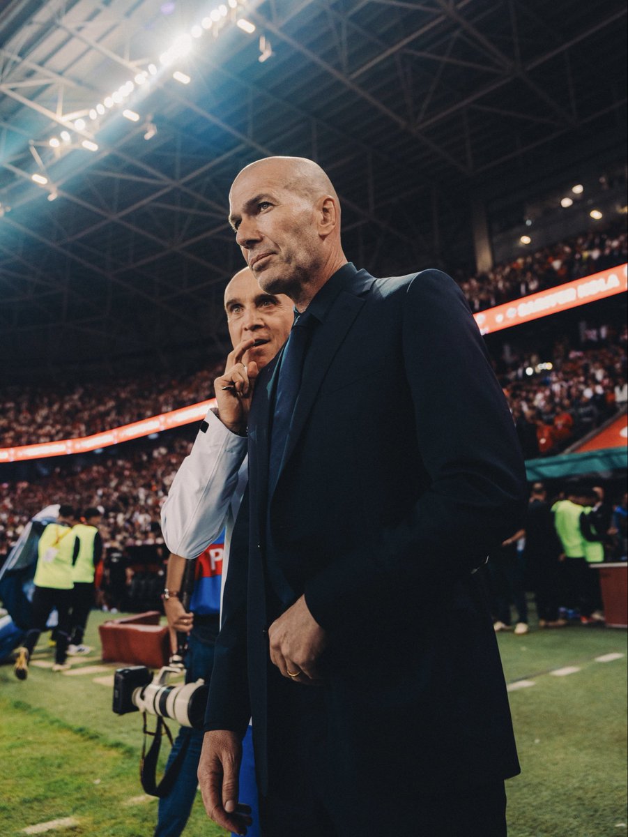 equipedefrance's tweet photo. 𝐋𝐚 𝐠𝐫𝐚𝐧𝐝𝐞 𝐩𝐫𝐞𝐦𝐢𝐞̀𝐫𝐞 👔

Zinédine Zidane et son staff ont dirigé leur premier match à la tête des Bleus 💙 https://t.co/lrQf1M8dyT