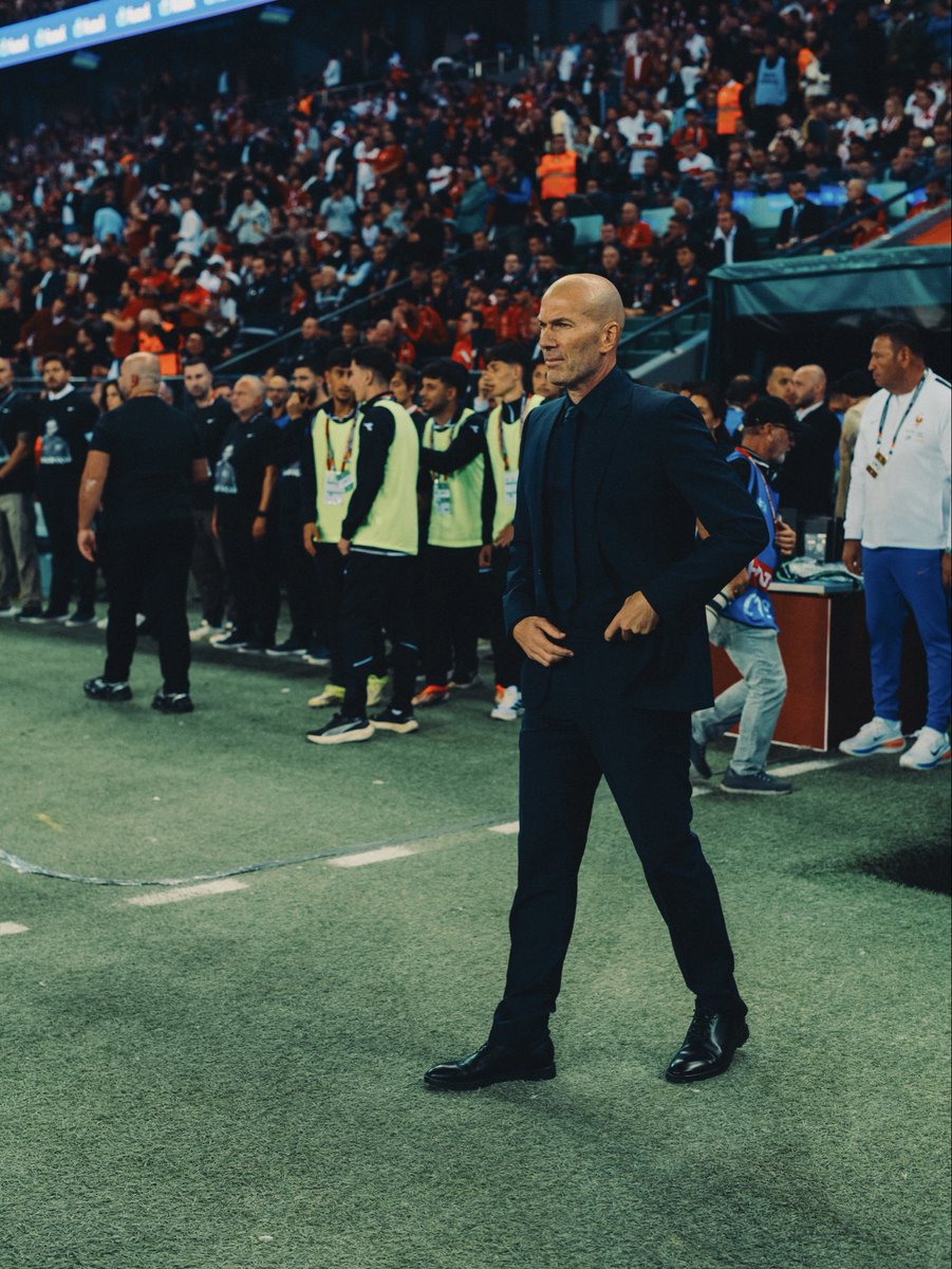 equipedefrance's tweet photo. 𝐋𝐚 𝐠𝐫𝐚𝐧𝐝𝐞 𝐩𝐫𝐞𝐦𝐢𝐞̀𝐫𝐞 👔

Zinédine Zidane et son staff ont dirigé leur premier match à la tête des Bleus 💙 https://t.co/lrQf1M8dyT