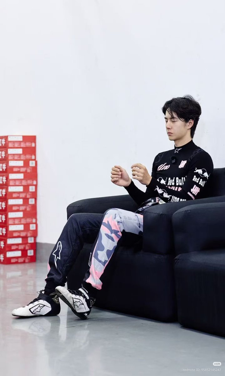 Luna85105's tweet photo. พี่กระทิงคะ พี่มา��สริฟรูปนักแข่งสุดหล่อค่ะ
#WangYibo #YIBO85 #Shanghi8HR #UNOracing #85Racing https://t.co/SyMWo9EDxp