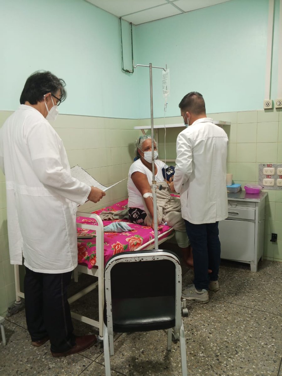 YaracuyCubana's tweet photo. Se realiza pase de visita docente en sala de medicina por Dr yasiel madrigal y el lic Roberto García Molina en el Centro de Diagnóstico Integral Hermanos Ollarves del municipio Monges, estado Yaracuy. #CubaCoopera 
#CubaPorLaSalud https://t.co/USqKMsV4Yw