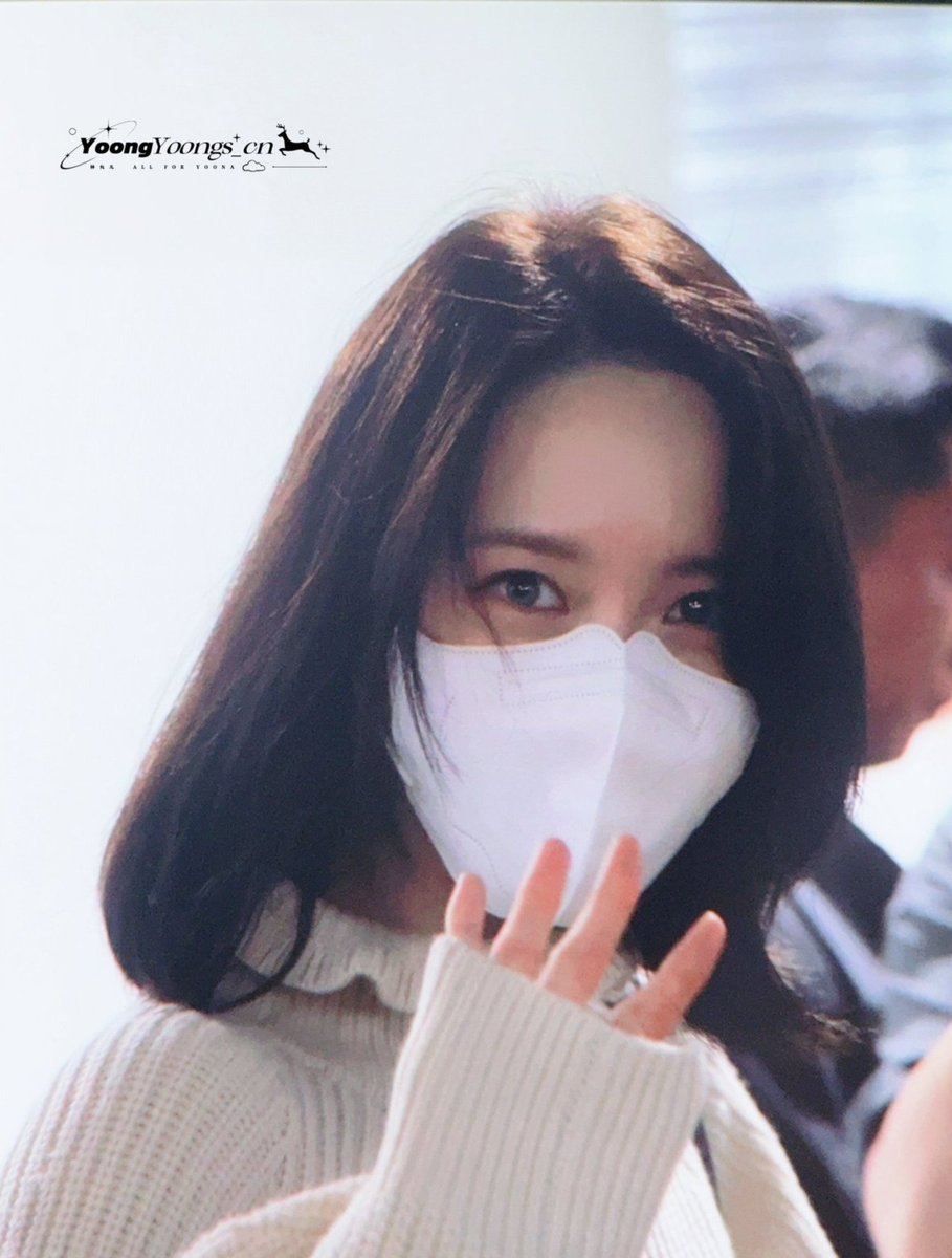 inlovewyoona's tweet photo. Yoona…  those eyes, that little look, and the hint of a smile. ♥️ https://t.co/0RWdhzZp72
