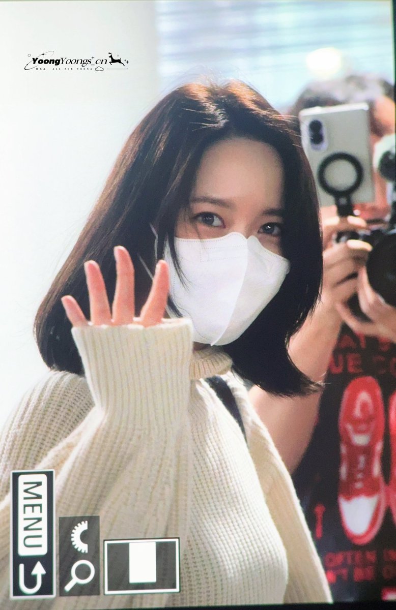 inlovewyoona's tweet photo. Yoona…  those eyes, that little look, and the hint of a smile. ♥️ https://t.co/0RWdhzZp72