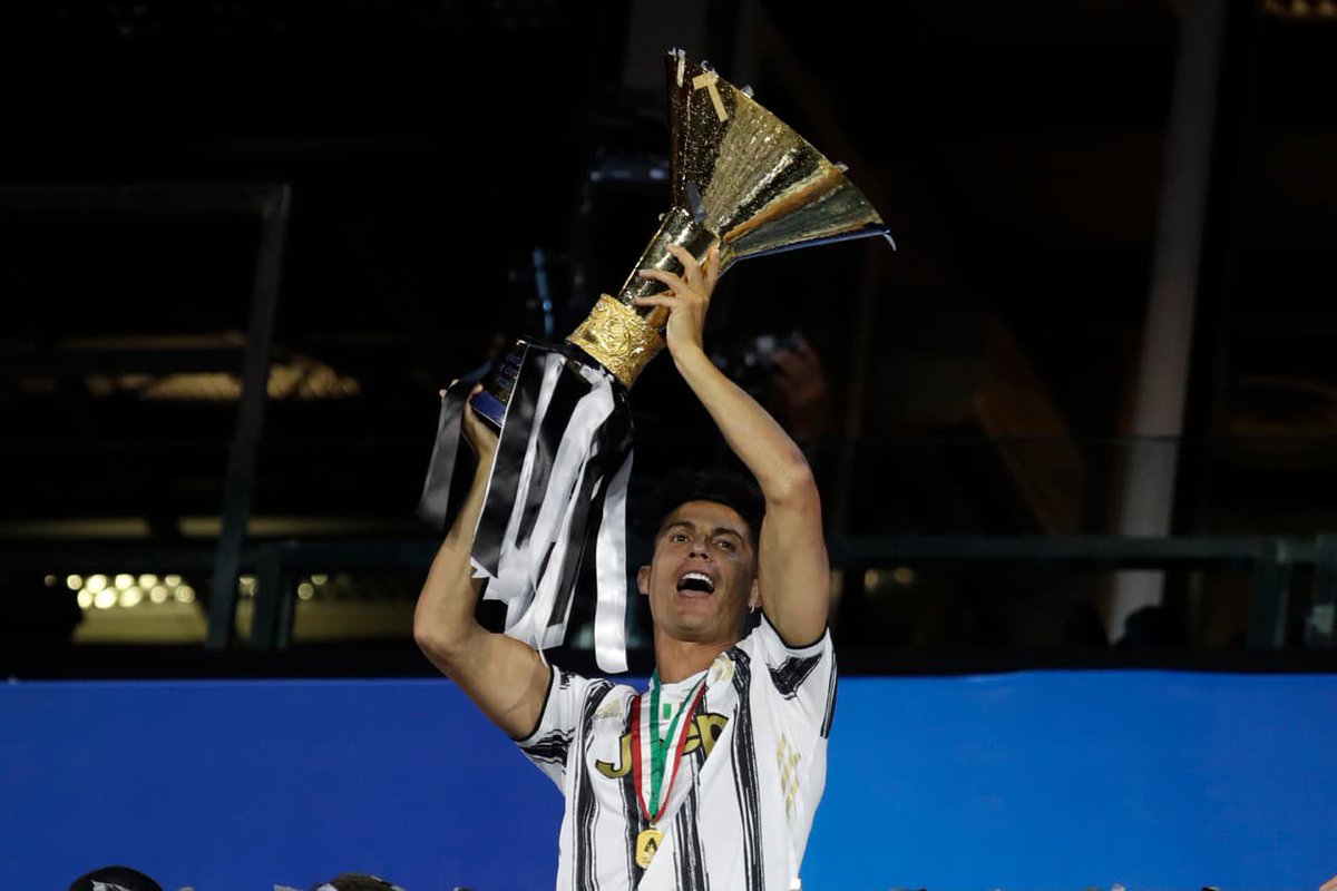 gfx_ayoub's tweet photo. @FCB_nenn das pena , la etapa de cristiano en la juve supera mil veces a la de Messi en el PSG y eso q cristiano tenía peor equipo https://t.co/MGHdC0196U